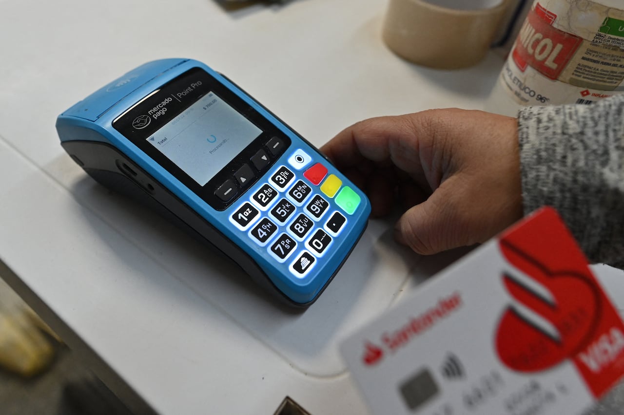 Un consumidor que denunció el cobro duplicado de una compra realizada con su tarjeta logró que le reintegraran el dinero debitado en exceso.