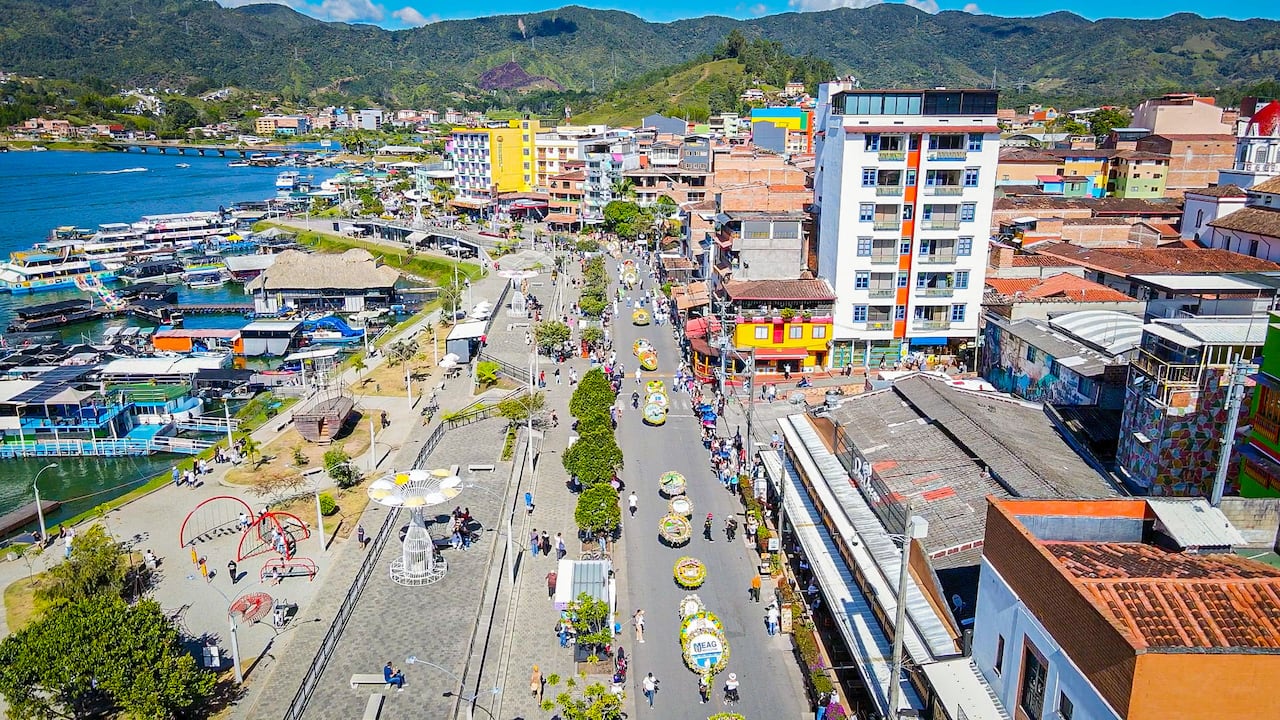 El pueblo está ubicado en el embalse Guatapé- El Peñol.