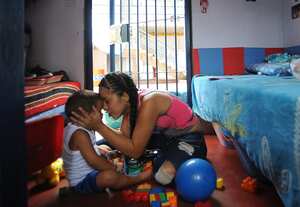 Keyner y Lorena tienen su propio mundo de 2m de largo por 2m de ancho en la cárcel de Jamundí. En su “habitación” no hay lugar para el color gris, pues las paredes están adornadas con fotos, dibujos y hojas de colores. En el piso y sobre los camastros son varios los juguetes que esperan su turno para ser usados.