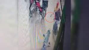 Las cámaras de seguridad dejaron en evidencia cuando dos hombres que se movilizaban en moto lanzaron el artefacto explosivo.