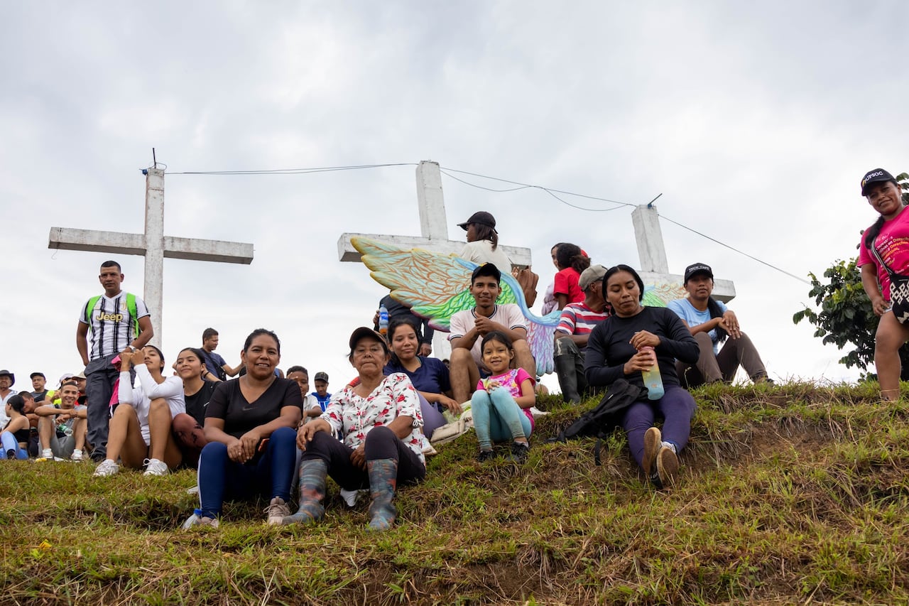 Los asistentes a esta actividad disfrutan de deliciosa comida, creando un ambiente familiar lleno de diversión y alegría.