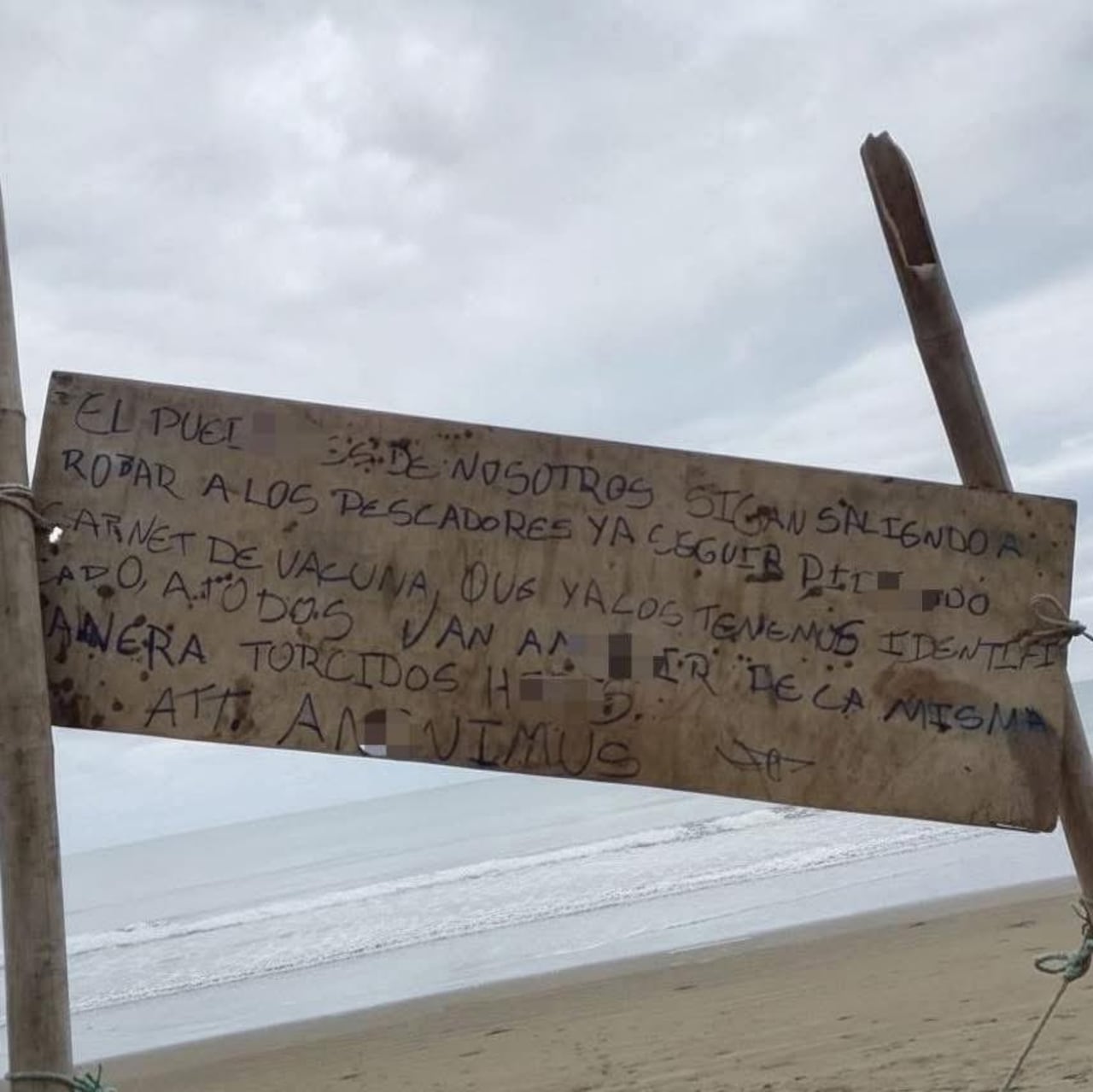Cartel de advertencia que estaba al lado de las cinco cabezas exhibidas en una playa de Ecuador.