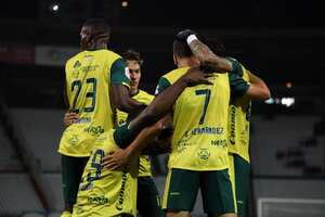 Los jugadores del Atlético Huila celebran la victoria ante el Caldas, de visitante, en la fecha nueve de la Liga betplay II-2023.