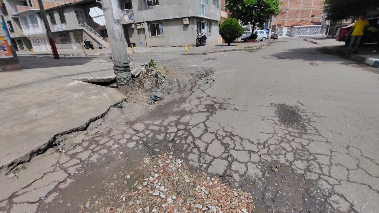 El deterioro de la vía preocupa a los habitantes de El Trébol, quienes aseguran que el hundimiento continúa creciendo y dificulta el tránsito por la zona.