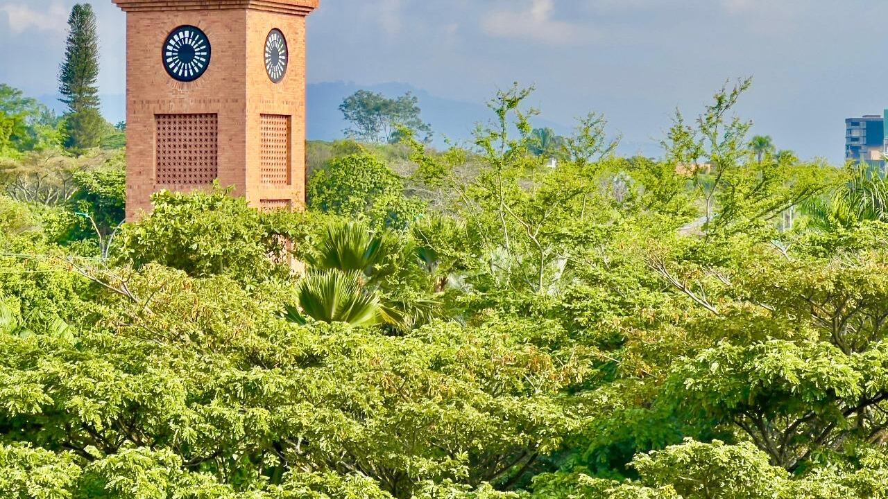 Durante la ceremonia, directivos, docentes y estudiantes celebraron el legado de la familia Gilinski en el fortalecimiento de la educación superior.