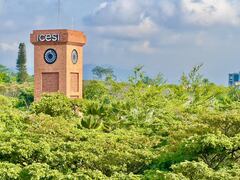 Durante la ceremonia, directivos, docentes y estudiantes celebraron el legado de la familia Gilinski en el fortalecimiento de la educación superior.