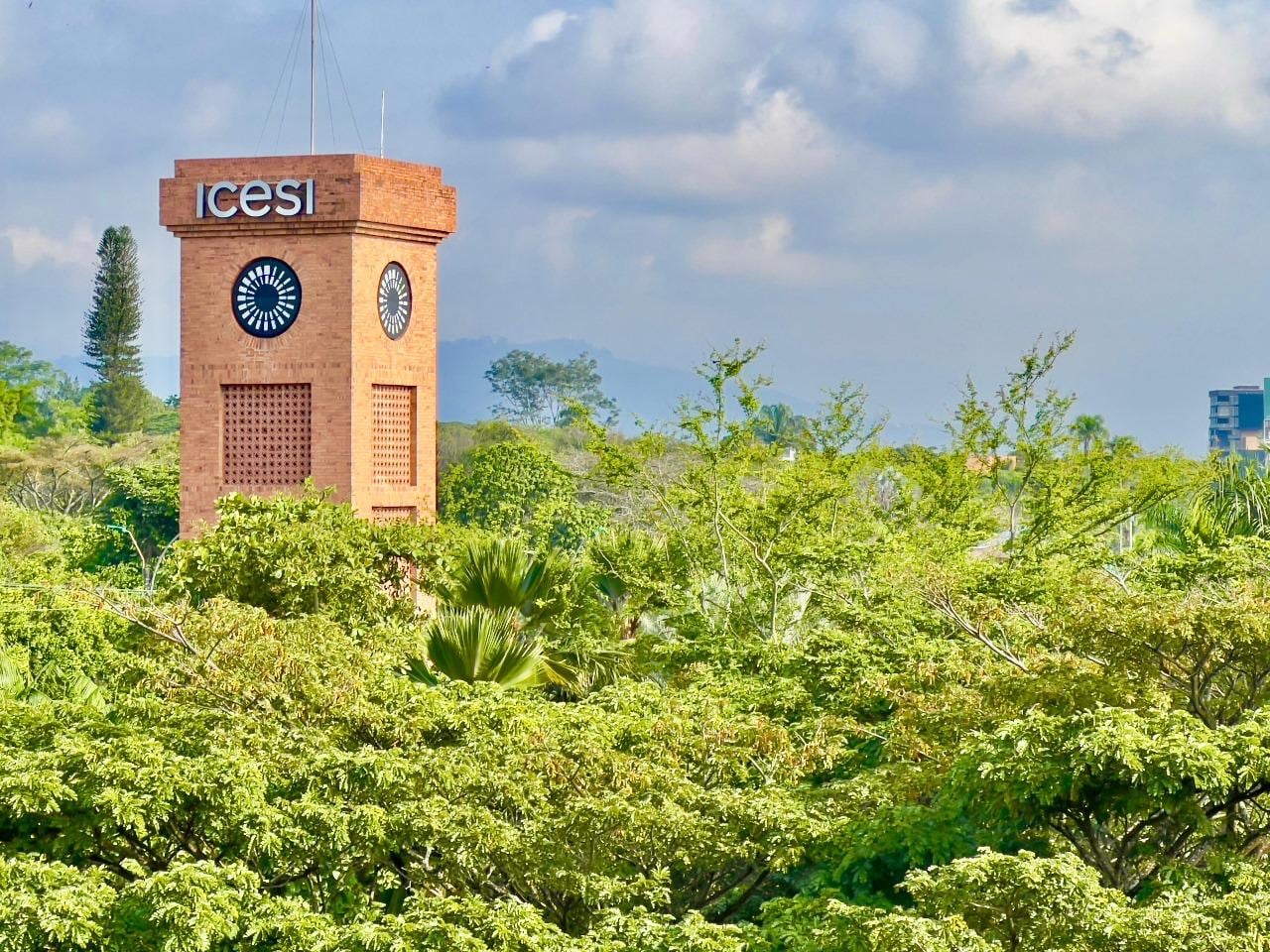 Durante la ceremonia, directivos, docentes y estudiantes celebraron el legado de la familia Gilinski en el fortalecimiento de la educación superior.