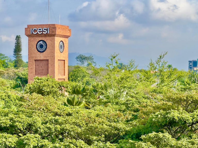 Durante la ceremonia, directivos, docentes y estudiantes celebraron el legado de la familia Gilinski en el fortalecimiento de la educación superior.