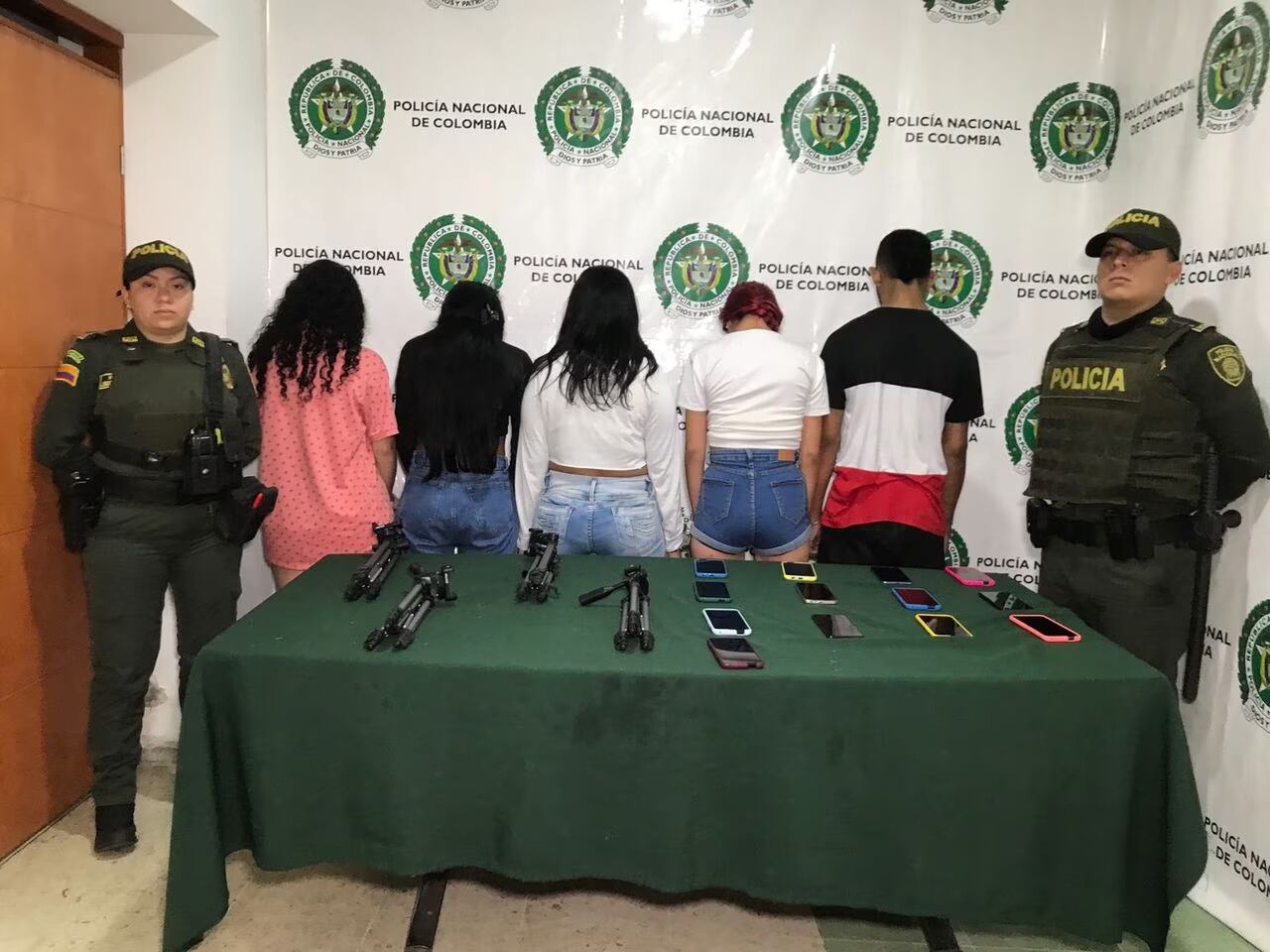 Seis personas fueron capturadas por tener un estudio 'webcam' clandestino disfrazado como una fuente de sodas en Bucaramanga.