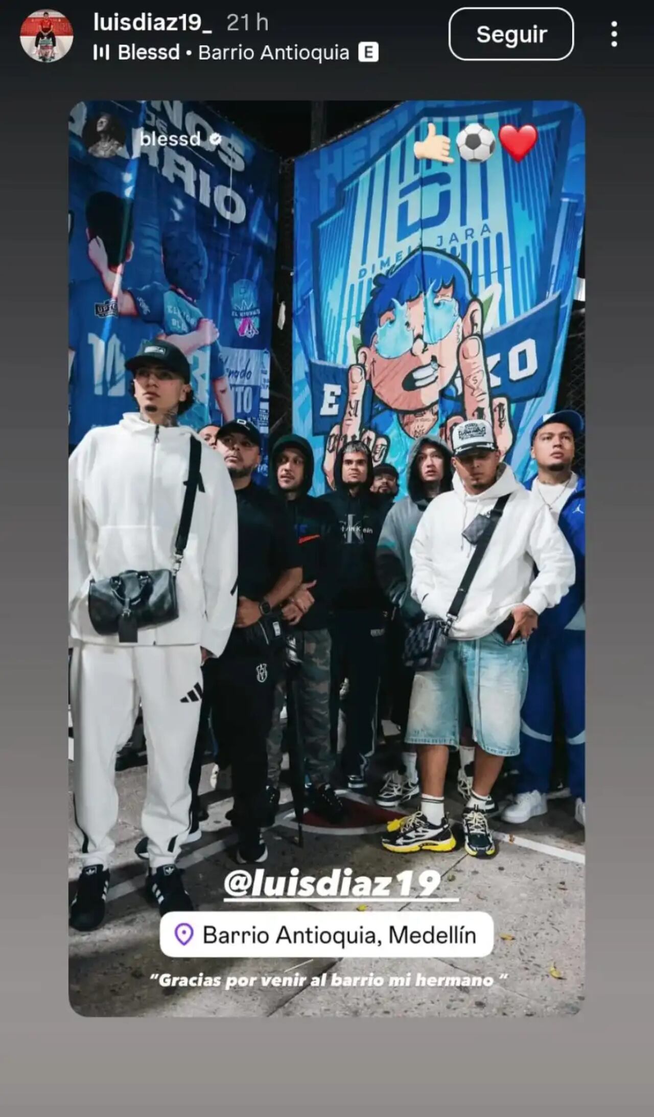 Luis Díaz junto a Blessd en una cancha de microfútbol de Medellín.