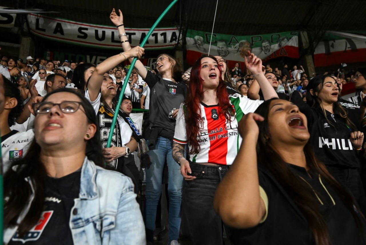 Barras femeninas luchan por desterrar el machismo en estadios de Colombia