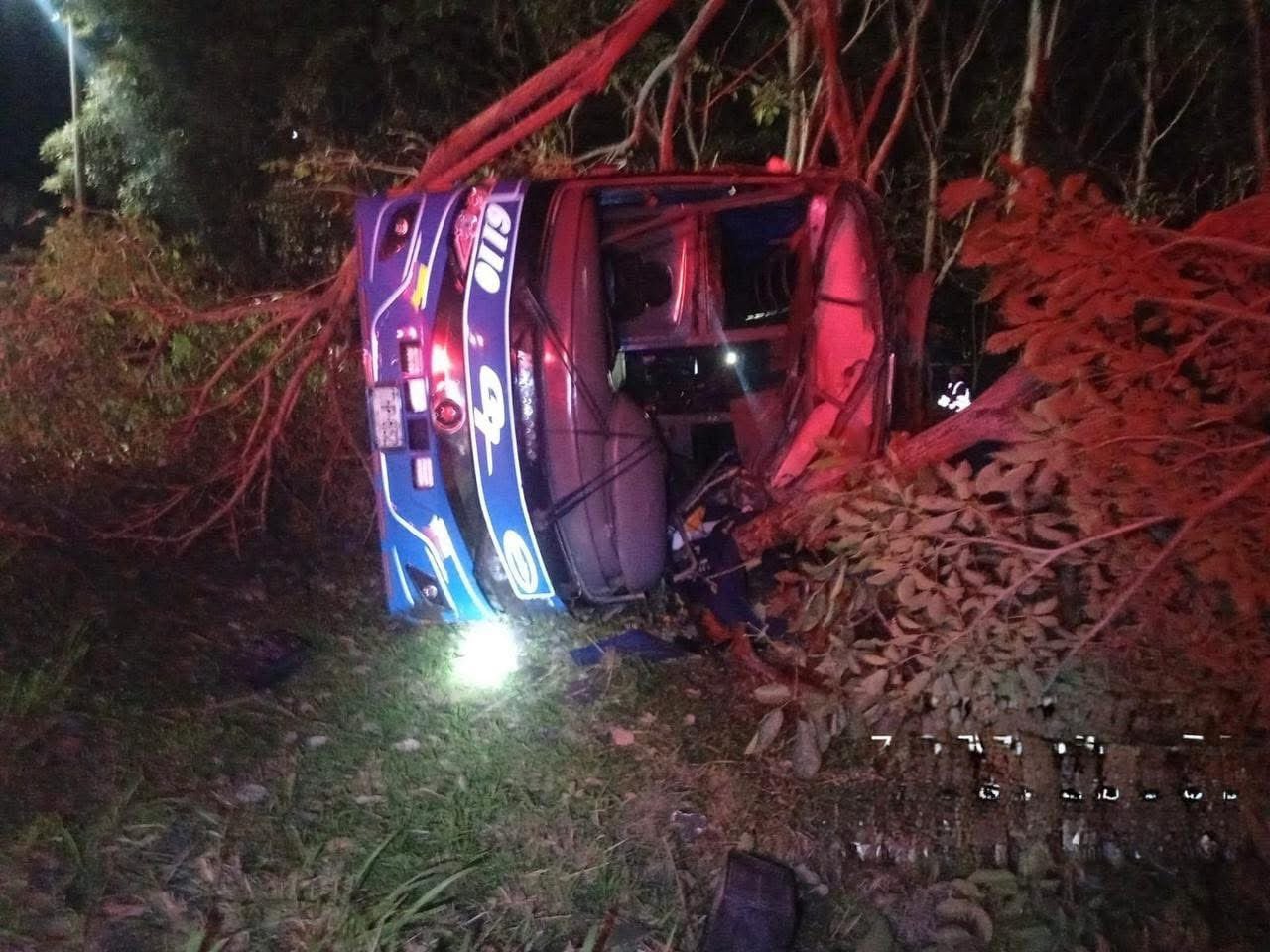 Varias personas mueren tras volcamiento de bus en la vía Ibagué–Bogotá