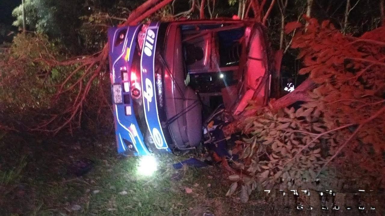 Varias personas mueren tras volcamiento de bus en la vía Ibagué–Bogotá