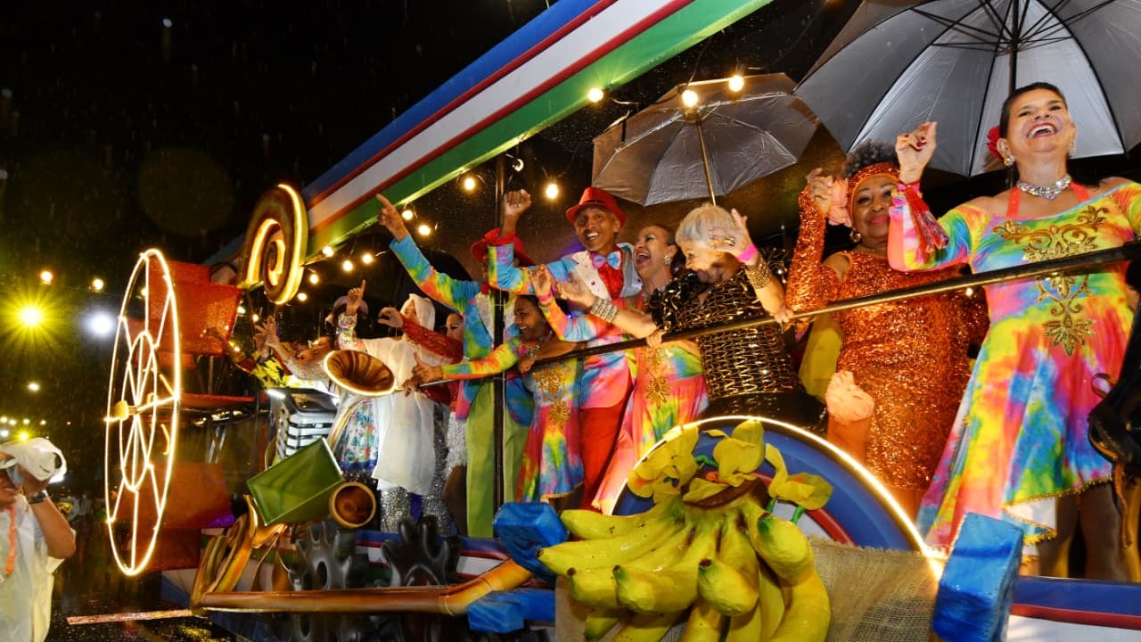 Bailarines, músicos y personalidades pusieron a vibrar al público al aparecer en las imponentes carrozas.