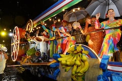 Bailarines, músicos y personalidades pusieron a vibrar al público al aparecer en las imponentes carrozas.