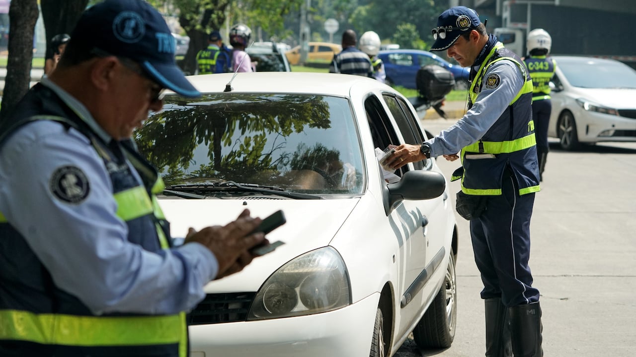 La Secretaría de Movilidad incrementó los operativos de control y documentos en Cali, donde de cada 15 conductores de carros, 10 tienen, problemas de documentos, mientras que de cada 10 motociclistas, 7 tienen también presentan problemas con la documentación. Operativos en la Cali carrera 50 con Autopista.