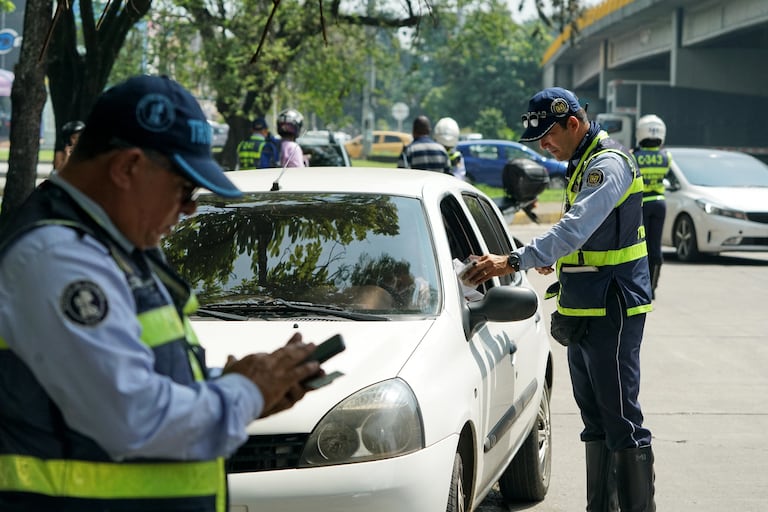 La Secretaría de Movilidad incrementó los operativos de control y documentos en Cali, donde de cada 15 conductores de carros, 10 tienen, problemas de documentos, mientras que de cada 10 motociclistas, 7 tienen también presentan problemas con la documentación. Operativos en la Cali carrera 50 con Autopista.