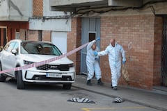 Agentes de la policía forense española entran al edificio para hacer el levantamiento de los cuerpos de los adolescentes fallecidos en el incendio.