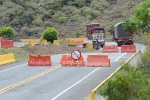 Informe Domingo: Estado de las vías al mar. Cali-K18-Dagua-Loboguerrero-Buenaventura-Buga, obras y pasos en pare y siga. Puente sobre el río Bitaco Km 65.5. foto José L Guzmán. El País. Agosto 23-23