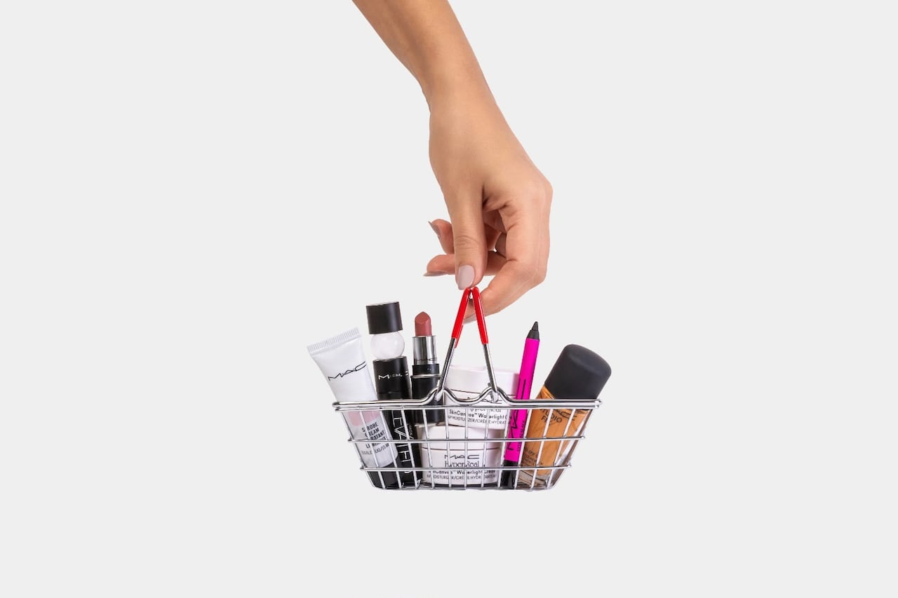 Ya no es necesario llevar una gran cosmetiquera, solo basta con los productos esenciales para retocar el maquillaje.