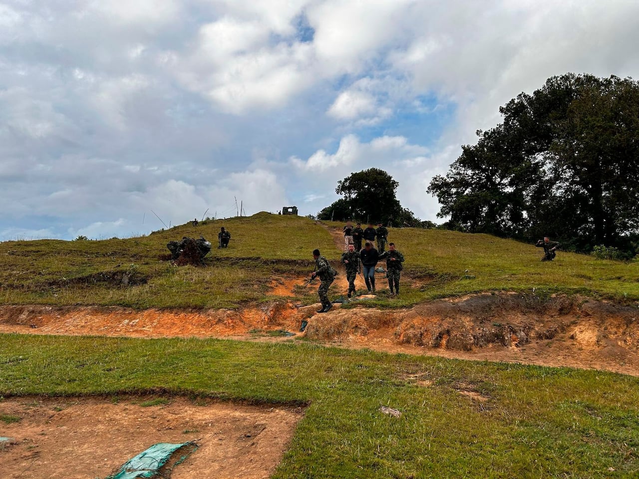 El Ejército adelanta amplios operativos para contrarrestar la guerra entre estos dos grupos armados a margen de la ley en Huila, Cauca, Caquetá y Guaviare.