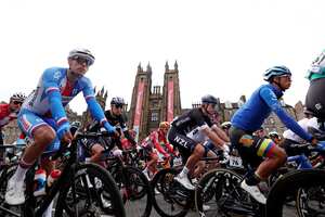 EDIMBURGO, ESCOCIA - 06 DE AGOSTO: (L-R) Adam Toupalik de República Checa, George Bennett de Nueva Zelanda, Sebastian Schönberger de Austria, Laurence Pithie de Nueva Zelanda y Jesús David Peña de Colombia compiten durante el 96º Campeonato Mundial de Ciclismo UCI Glasgow 2023, Hombres Elite Road Race, una carrera de un día de 271,1 km desde Edimburgo a Glasgow / #UCIWT / el 6 de agosto de 2023 en Edimburgo, Escocia. (Foto de Dean Mouhtaropoulos/Getty Images)
