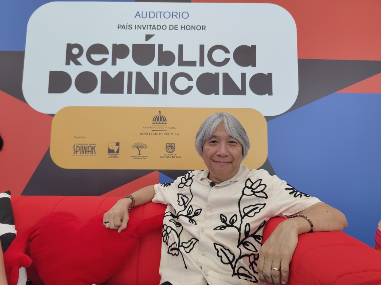 Yuan Fuei Liao está realizando talleres para reactivar la imaginación con jóvenes de colegios de la ciudad que llegan a la carpa del país invitado en CaliLee: República Dominicana.