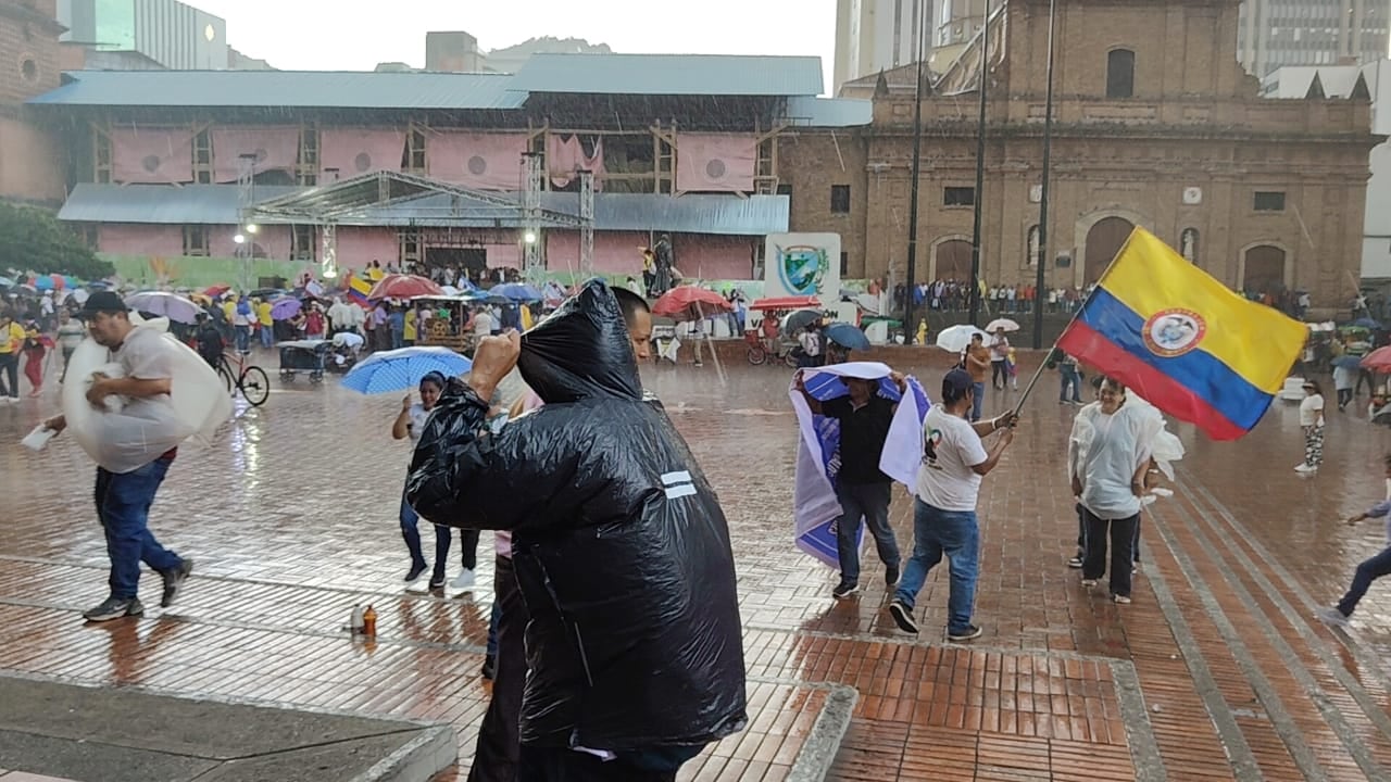 La fuerte lluvia que cayó en Cali dispersó la marcha del Gobierno.