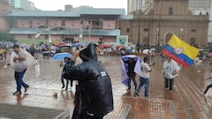 La fuerte lluvia que cayó en Cali dispersó la marcha del Gobierno.