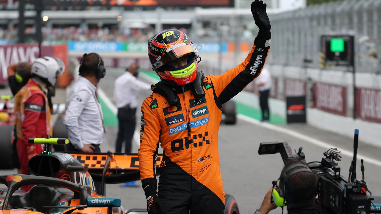 El piloto australiano de McLaren, Oscar Piastri, celebra la pole position tras la sesión de clasificación en el Circuit de Catalunya en Montmeló.