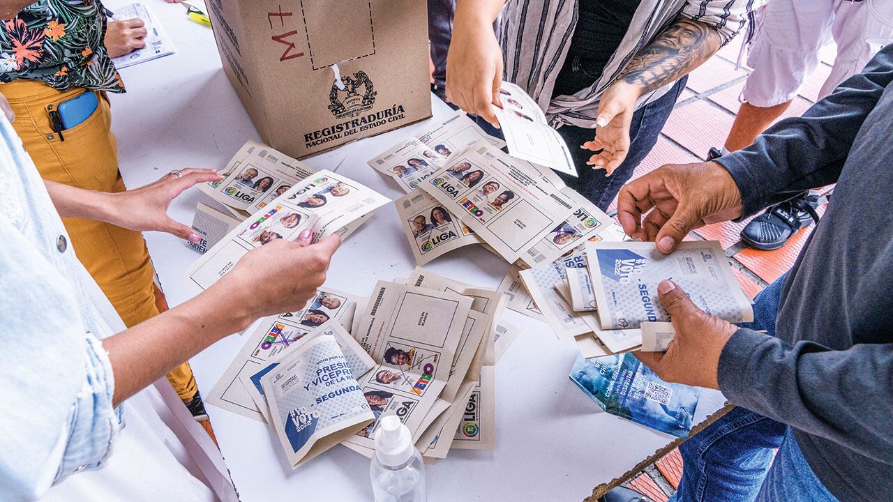 Los partidos y movimientos independientes pueden inscribir testigos electorales, que tienen la misión de inspeccionar el conteo de votos en las mesas el mismo día de la elección.