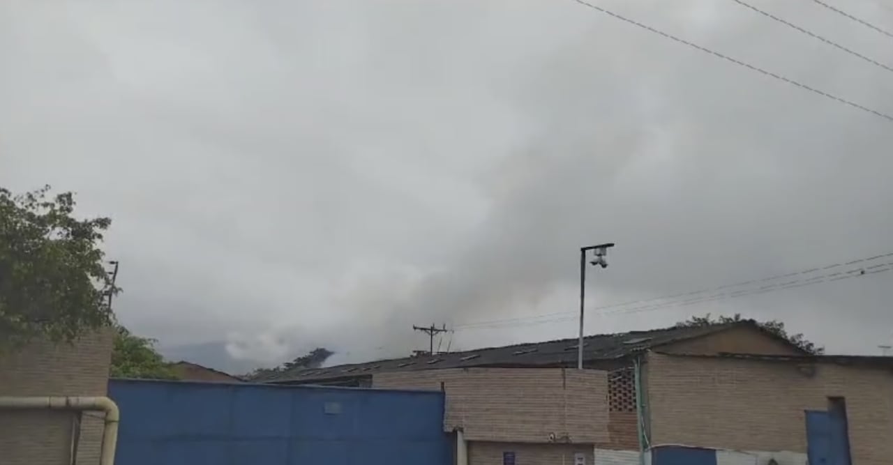 Grave incendio en una bodega de reciclaje en La Dolores, Palmira.