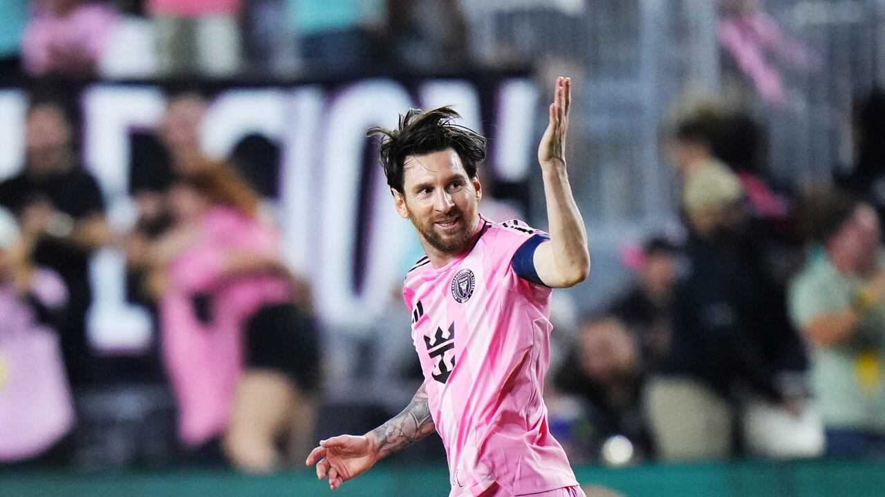 Lionel Messi solo tardó cuatro minutos más en empatar el marcador en una pared con el uruguayo Luis Suárez y un latigazo de zurda desde el borde del área.