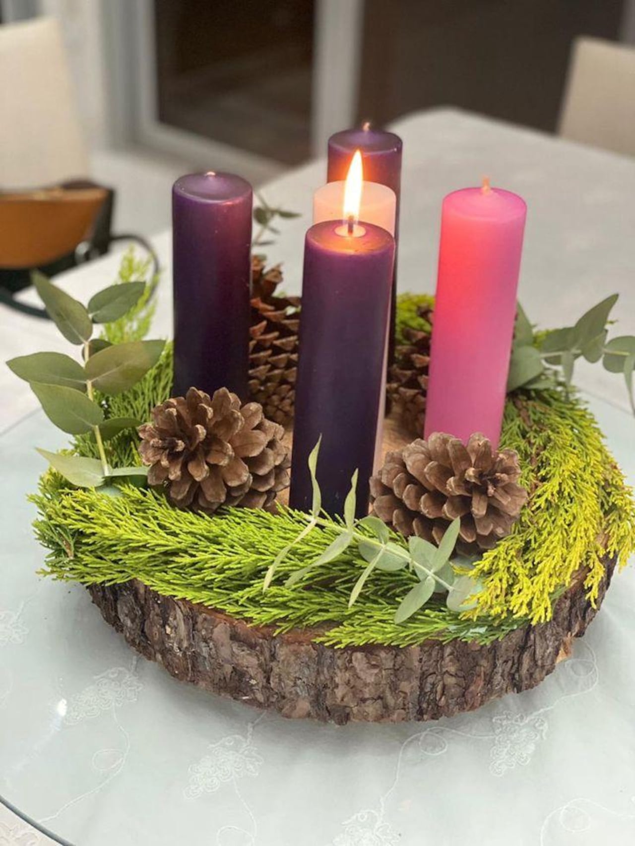 La Corona de Adviento consta de tres velas moradas y una rosada.