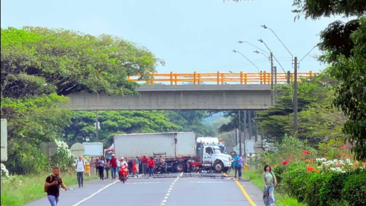 La situación afecta la movilidad sobre uno de los principales corredores viales del suroccidente colombiano, por lo que se recomienda a los conductores tomar rutas alternas y estar atentos a los reportes de las autoridades de tránsito.