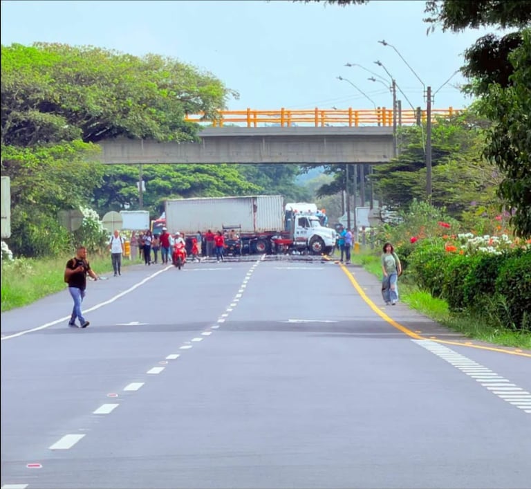 La situación afecta la movilidad sobre uno de los principales corredores viales del suroccidente colombiano, por lo que se recomienda a los conductores tomar rutas alternas y estar atentos a los reportes de las autoridades de tránsito.