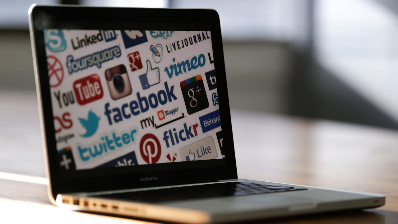 Redes sociales, adicción, celular, computador, facebook, meta, youtube