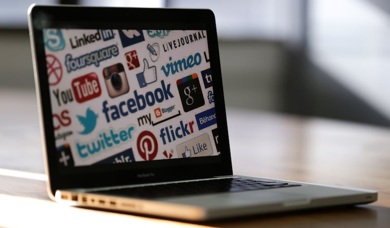 Redes sociales, adicción, celular, computador, facebook, meta, youtube