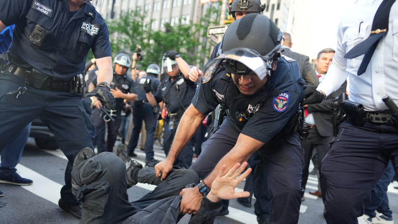 Agentes del Departamento de Policía de Nueva York detienen a un manifestante durante la protesta "ICE fuera de Nueva York" contra el Servicio de Inmigración y Control de Aduanas (ICE) y las operaciones federales de inmigración
