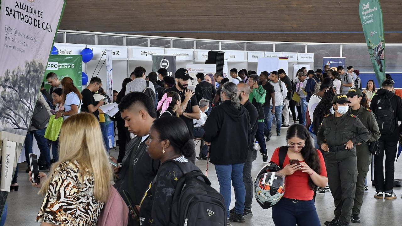 La Feria de Empleo ‘Más Empleos Cali’ reunió a empresas de sectores clave como transporte, seguridad, comercio, salud y atención al cliente, ofreciendo 1500 vacantes para facilitar el acceso a empleo formal en la ciudad. Fotos Raúl Palacios / El Pais.