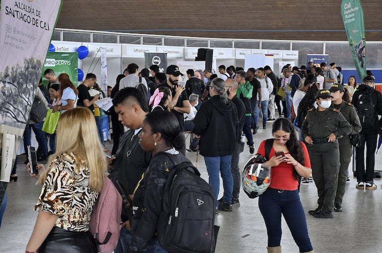 La Feria de Empleo ‘Más Empleos Cali’ reunió a empresas de sectores clave como transporte, seguridad, comercio, salud y atención al cliente, ofreciendo 1500 vacantes para facilitar el acceso a empleo formal en la ciudad. Fotos Raúl Palacios / El Pais.