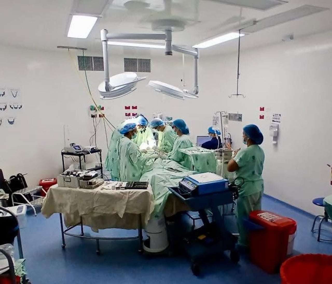 Más de diez especialistas y supraespecialistas participaron en la compleja cirugía de reconstrucción maxilofacial practicada a Duván Felipe Ruiz, conocido como el “Quilichagueño de Oro”, en una intervención que se extendió durante más de doce horas.