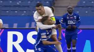 Cristiano Ronaldo encuelló a Gustavo Cuéllar durante el juego entre Al-Hilal y Al-Nassr por la Liga de Arabia Saudita.