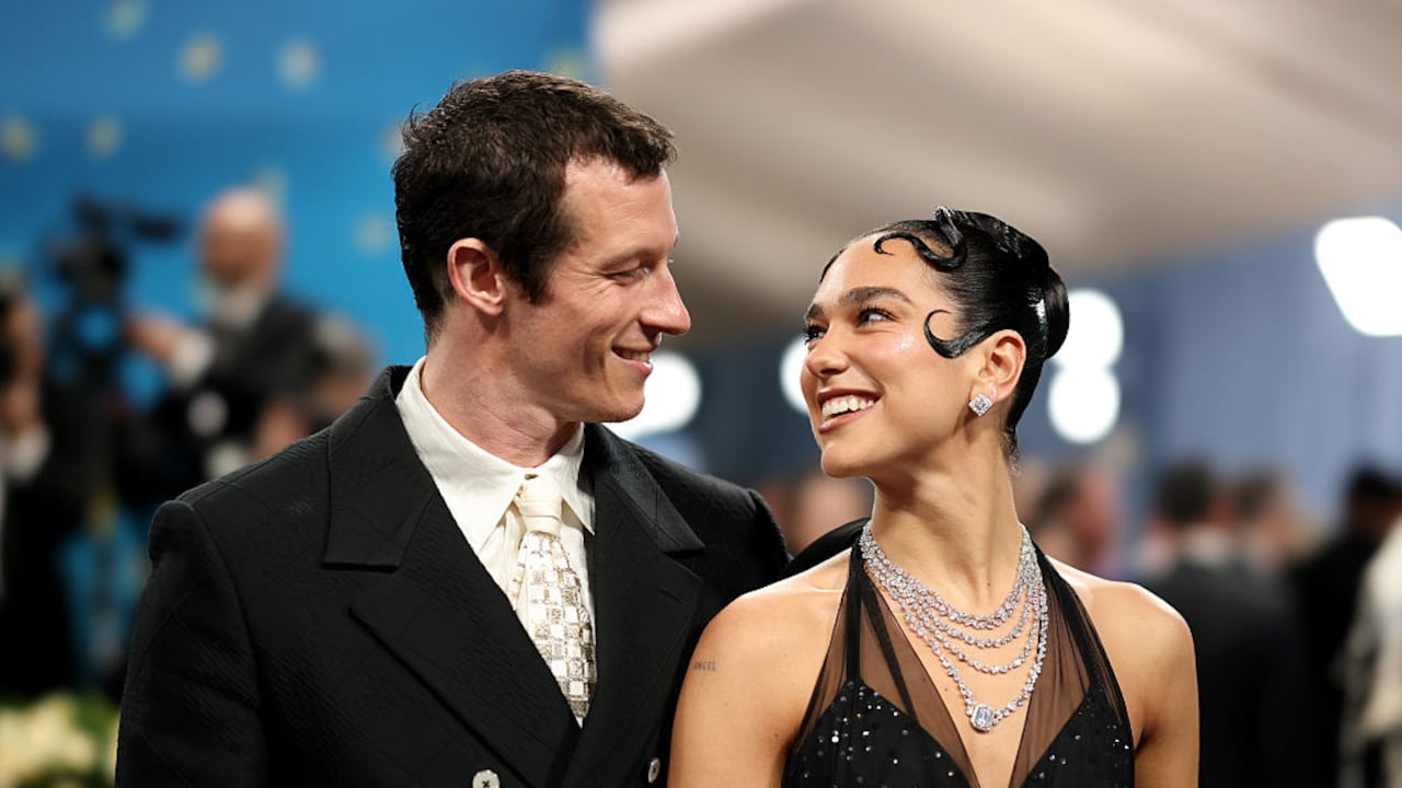 Callum Turner y Dua Lipa