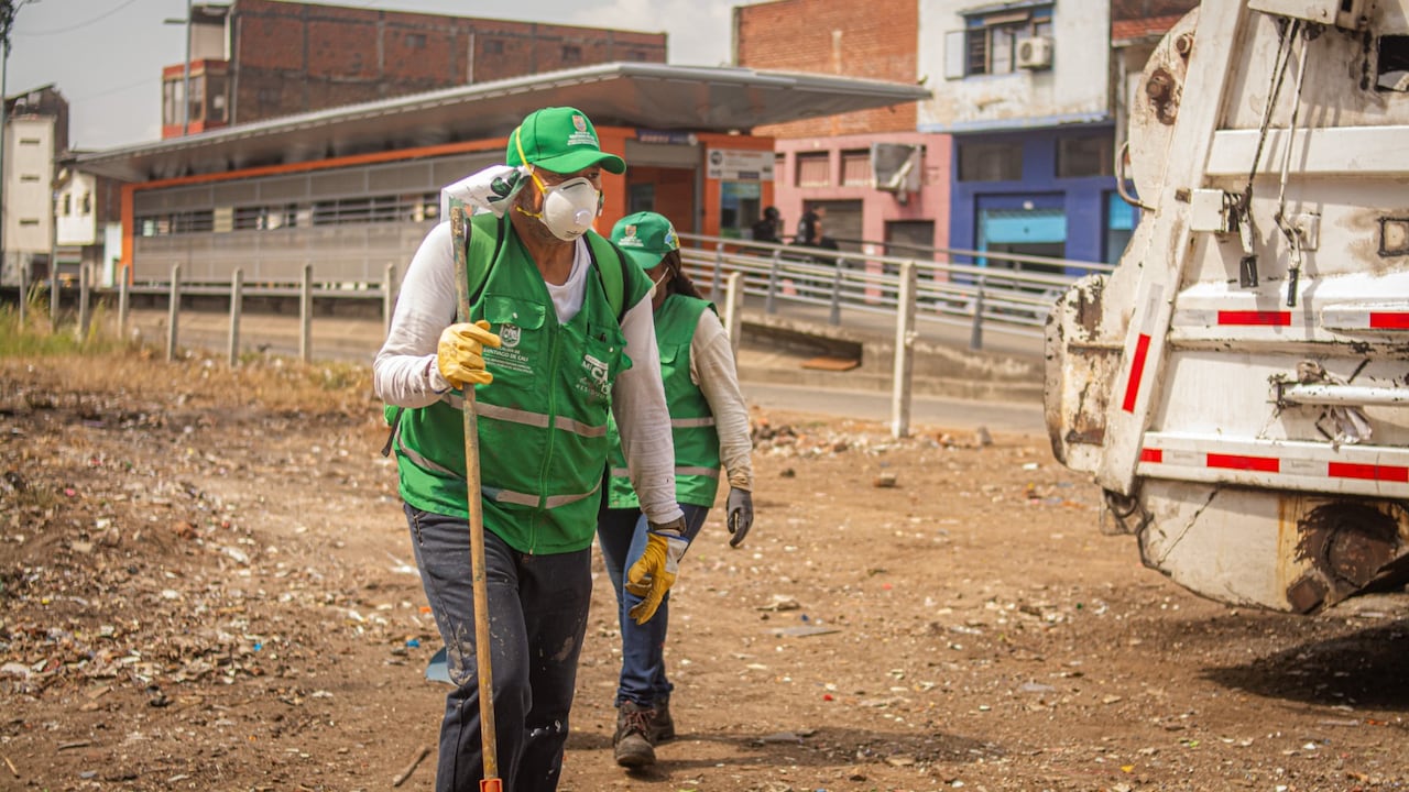 El corte de césped hace parte de las actividades adelantadas en las carreras 12 y 15, entre calles 13 y 15.
