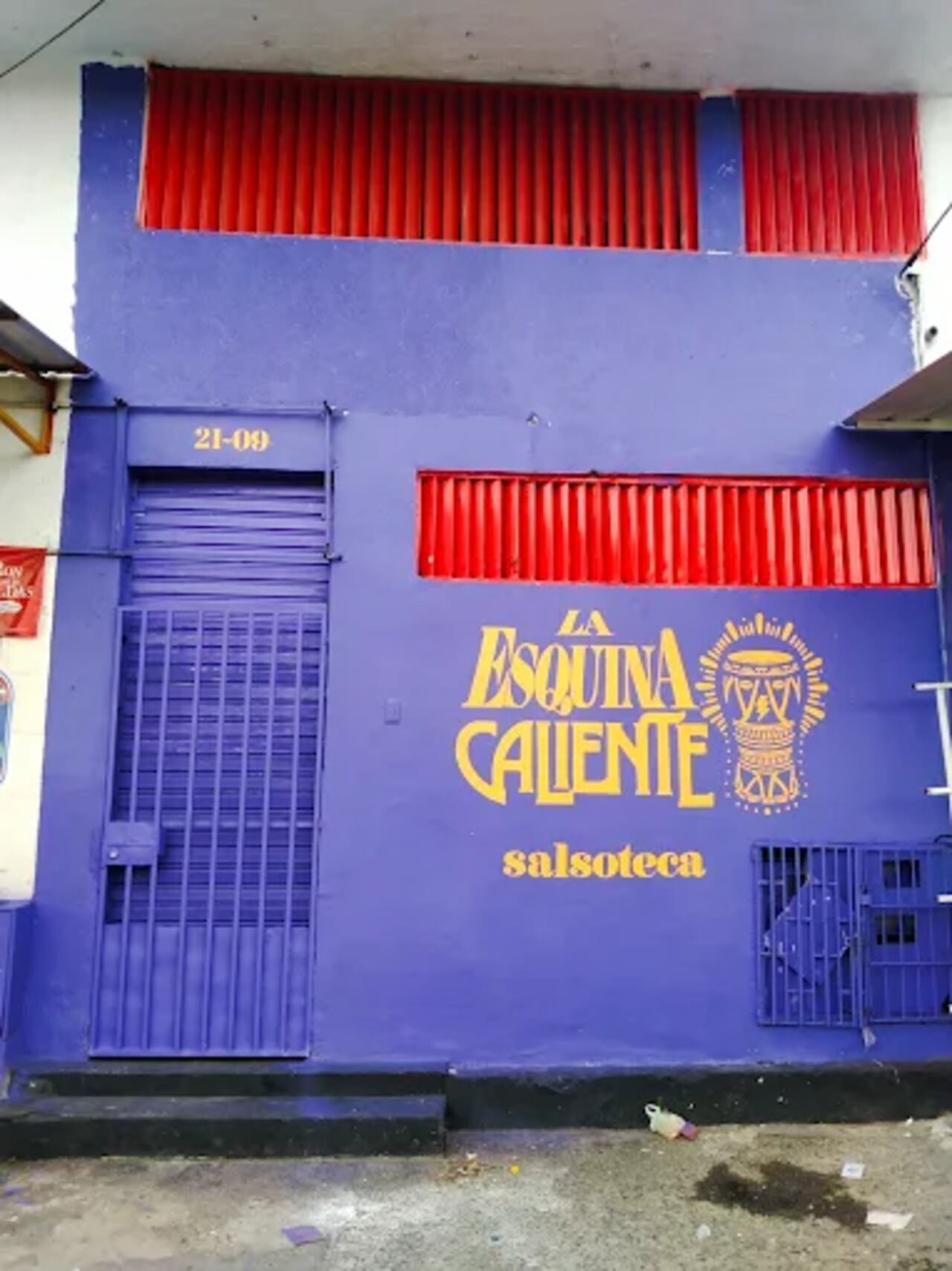 La Esquina Caliente Salsoteca, con su emblemática fachada.