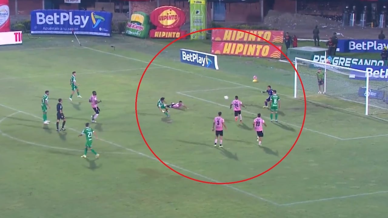Momento del remate de Kevin Parra