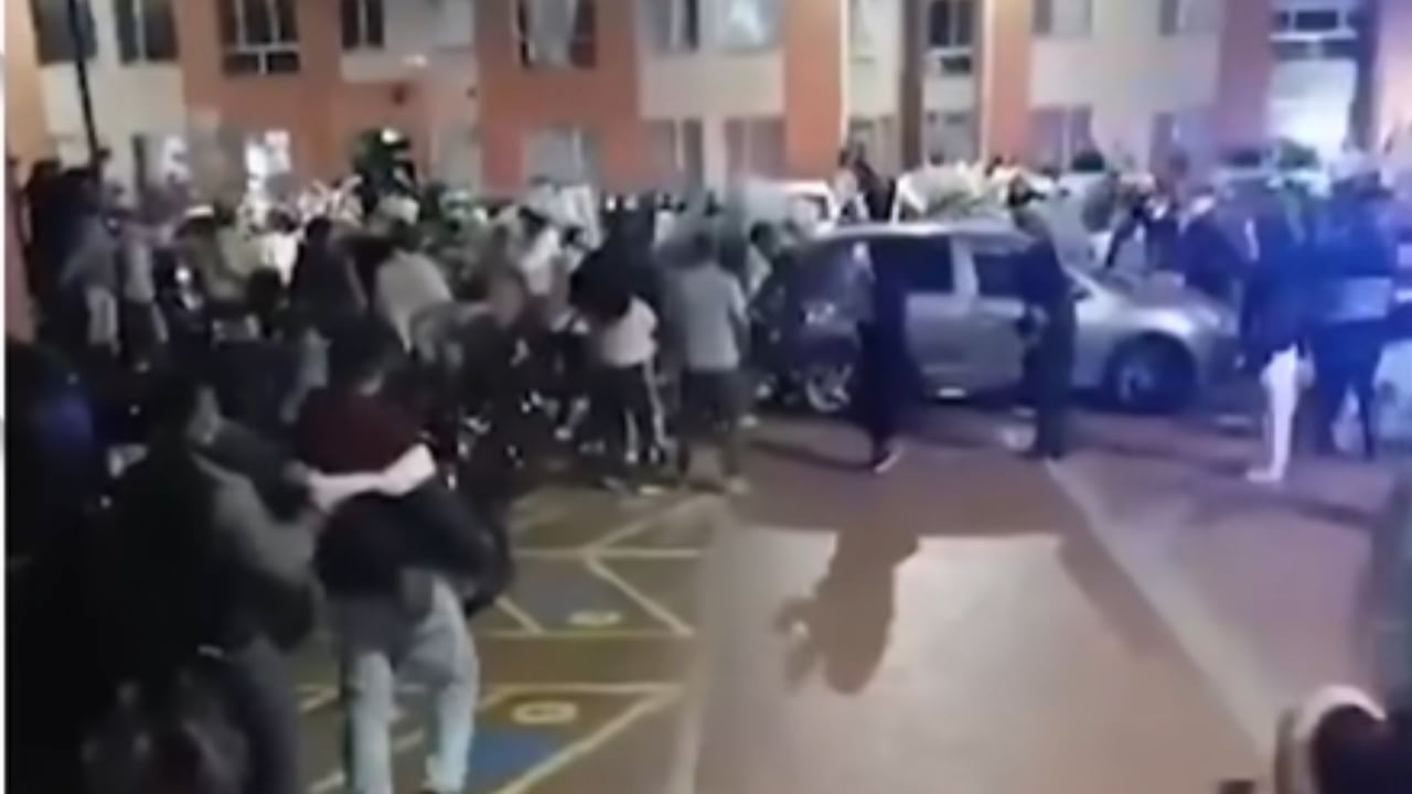 La policía protegió al menor de las agresiones de los vecinos del sector.