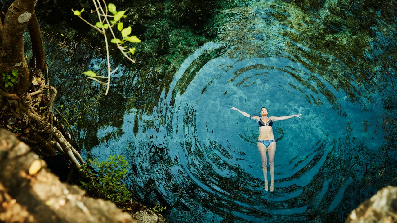 Descubra la conexión entre los sueños que le llevan a experimentar la presencia de agua clara y su estado emocional y espiritual.