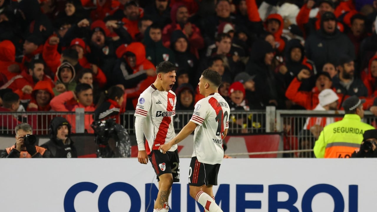 autaro Pereyra celebra con el colombiano Juan Fernando Quintero la anotación del empate.